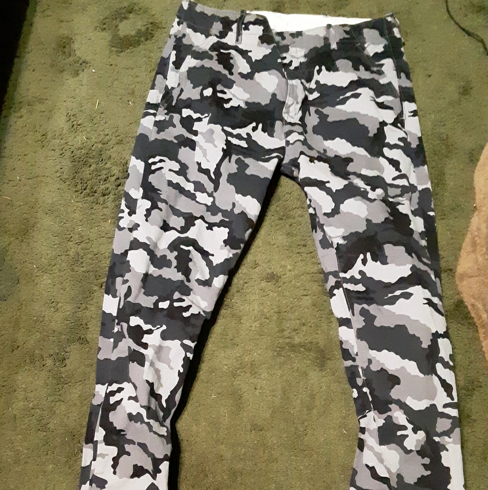 Levi camo pants